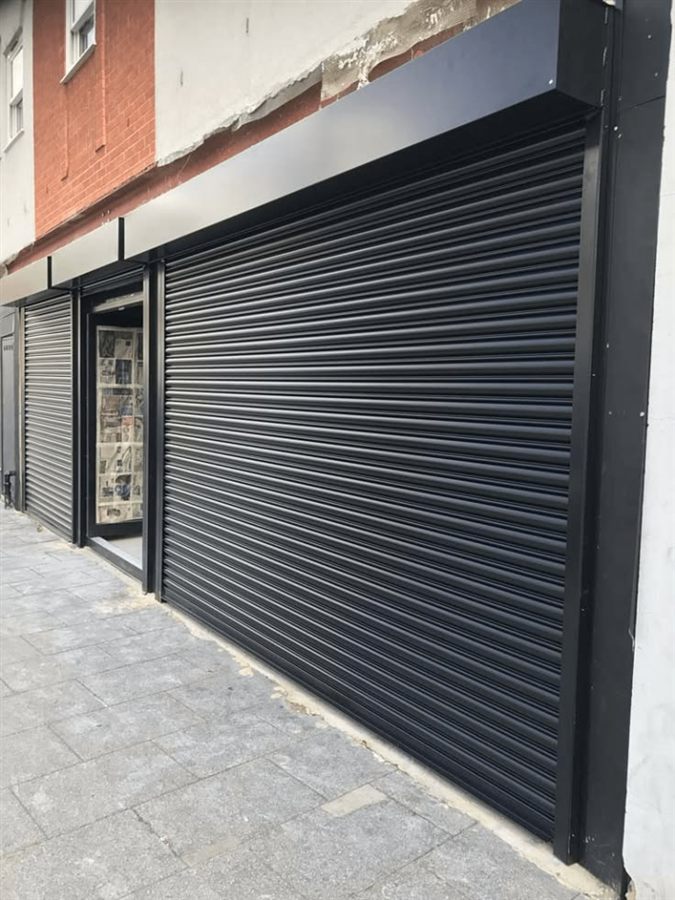 Apertura de persiana metálica en local comercial de Benalmádena