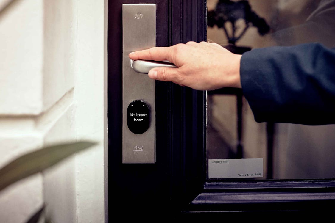 Apertura de puerta con cerradura inteligente en Benalmádena