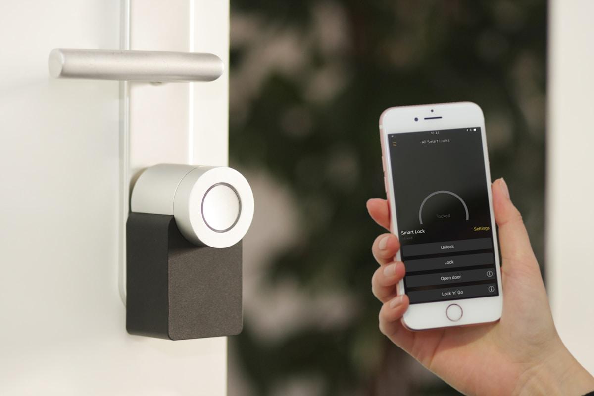 Cerradura inteligente instalada en puerta con control desde el móvil en Benalmádena