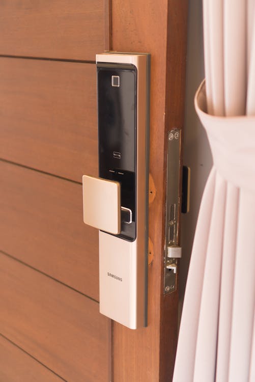 Smart lock Samsung instalado en puerta de madera en Benalmádena